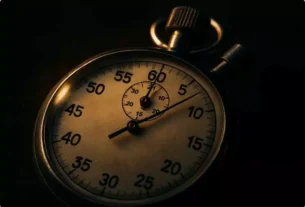 Cronômetro metálico em close-up, simbolizando o tempo necessário para contar até 10 e recuperar o autocontrole.