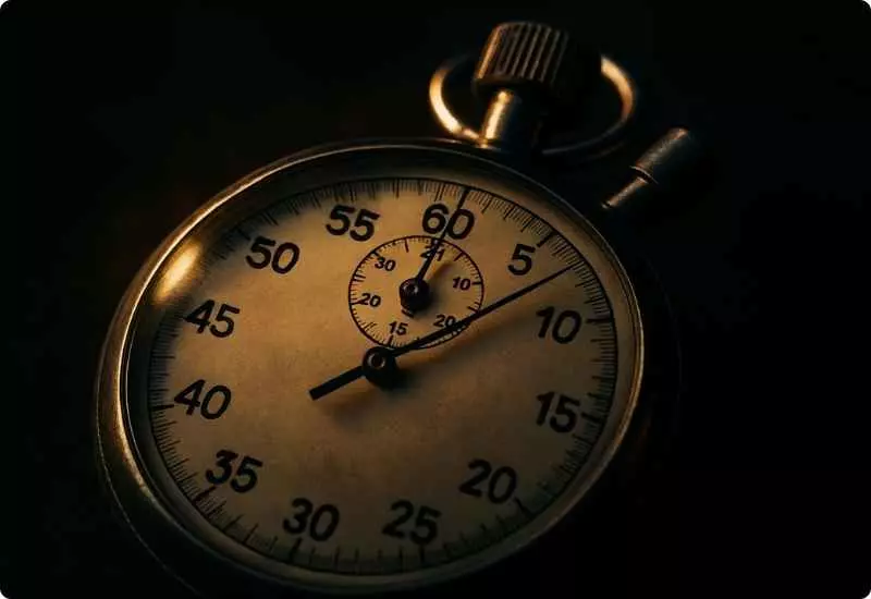 Cronômetro metálico em close-up, simbolizando o tempo necessário para contar até 10 e recuperar o autocontrole.