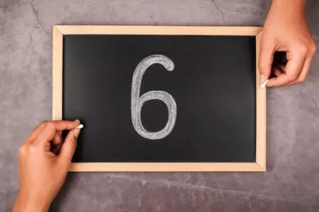 Número 6 em quadro negro, representando que a percepção pode ser 6 ou 9 dependendo do ponto de vista