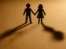 Sombras de duas pessoas de mãos dadas representando mistérios e desafios nos relacionamentos humanos.