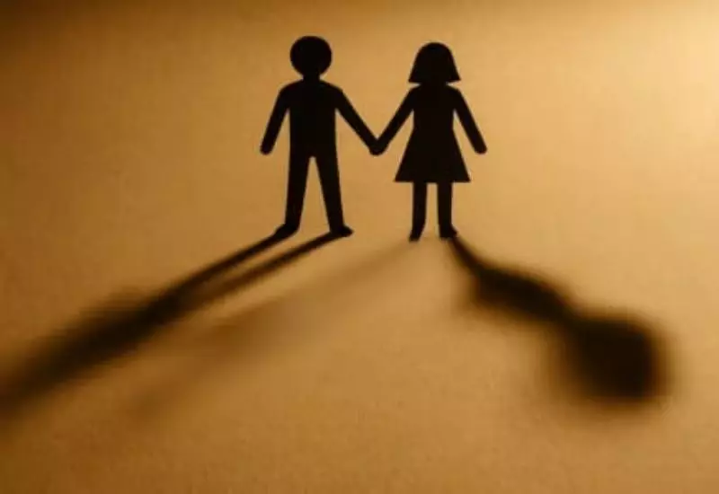 Sombras de duas pessoas de mãos dadas representando mistérios e desafios nos relacionamentos humanos.